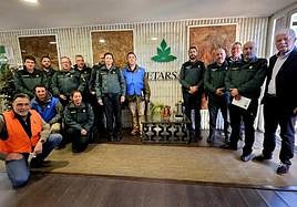 Mandos y agentes de la Guardia Civil con la fábrica de Talayuela.