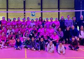 Jugadoras, entrenadores, árbitros y autoridades tras el partido.