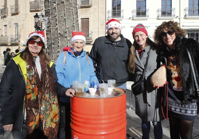 Las hermanas Susana y Rosa Mendiburo, primera y segunda por la izquierda, han viajado desde Argentina para pasar la Navidad en Cáceres.