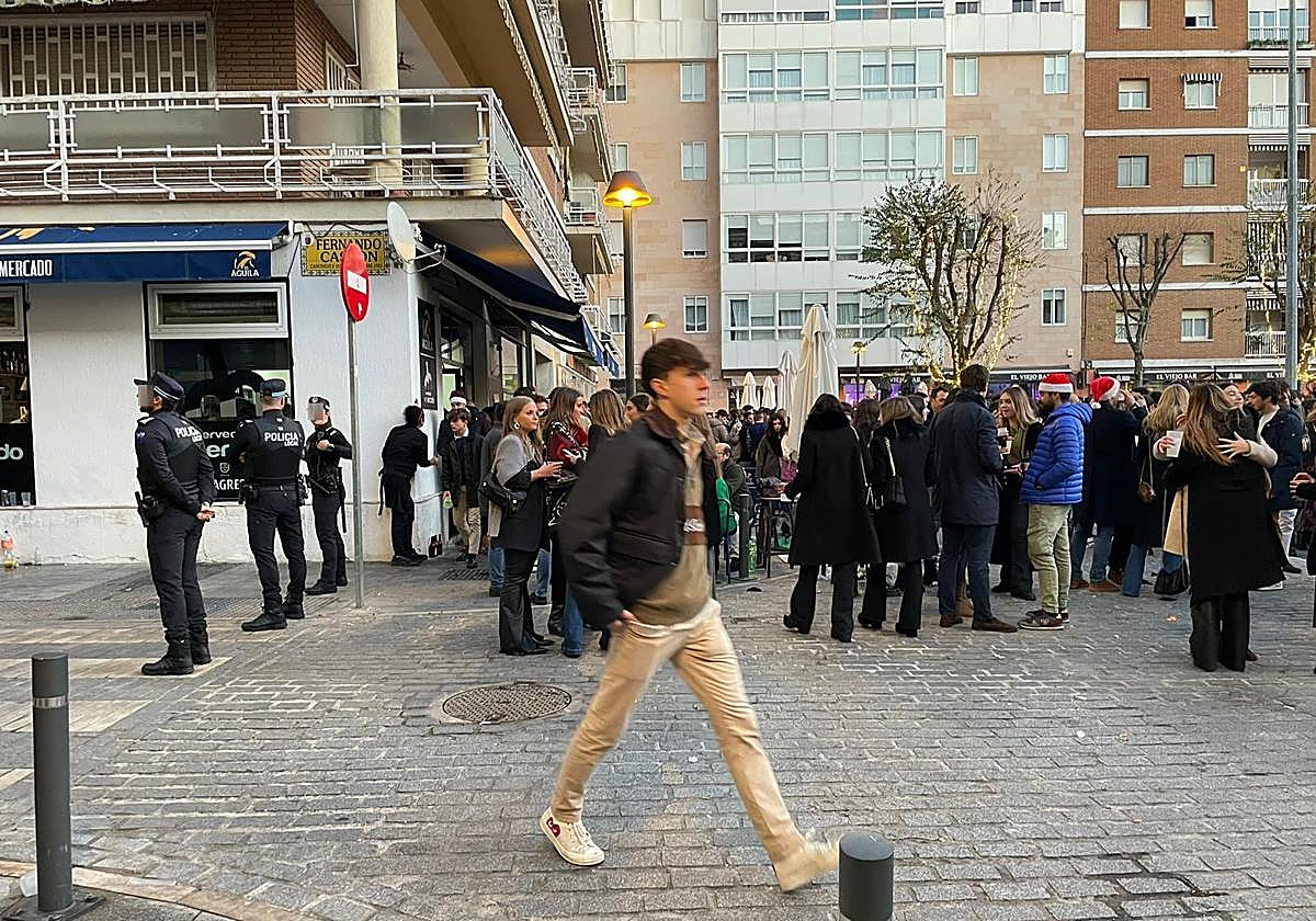 La Policía acordona la Plaza de los Alféreces para impedir un botellón