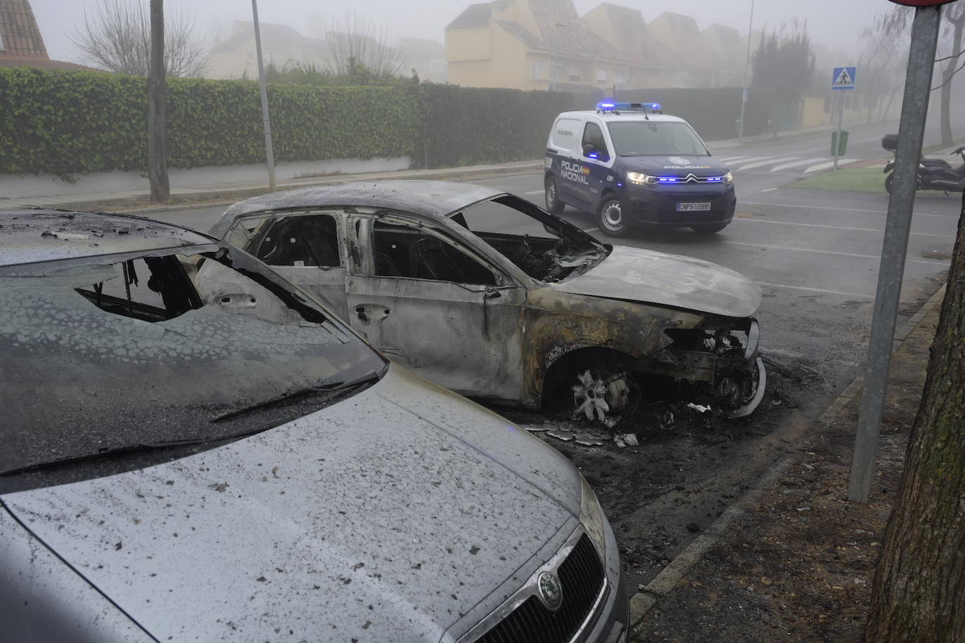 Así han quedado los dos vehículos incendiados en Las Vaguadas durante la Nochebuena