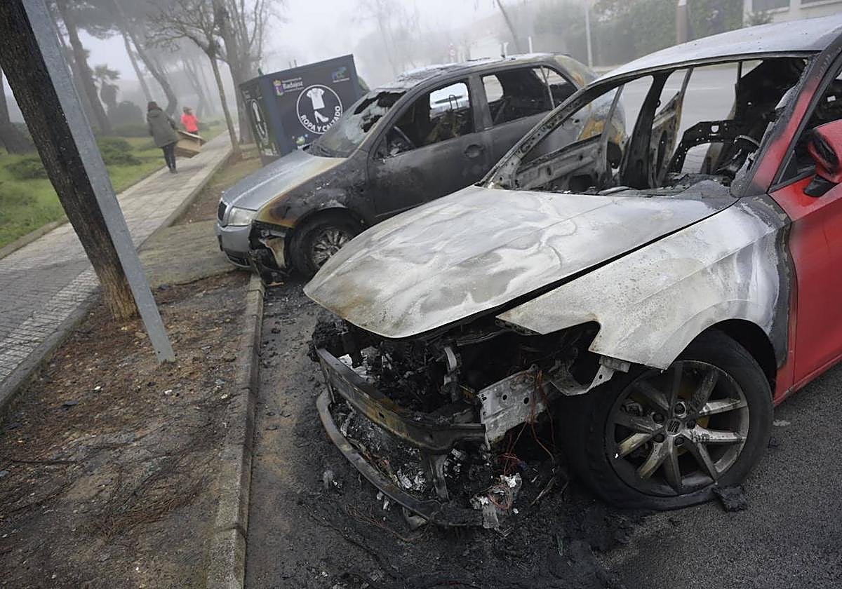 Así han quedado los dos vehículos incendiados en Las Vaguadas durante la Nochebuena