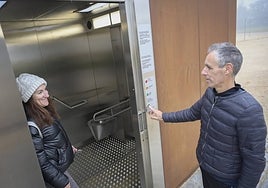 Elisa Iglesias y Manuel Durán muestran los aseos tras descubrirlos y usarlos por primera vez.