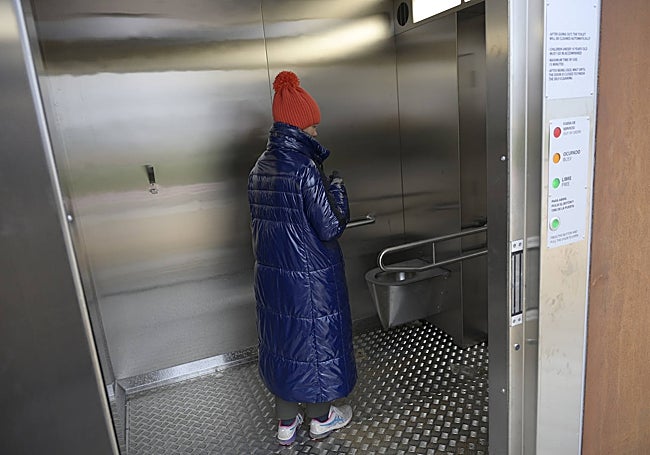 Un usuario, dentro de uno de los nuevos baños.