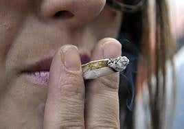 Imagen de archivo de una mujer fumando marihuana.