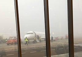 Avión envuelto en la niebla en el Aeropuerto de Badajoz en una foto de archivo.