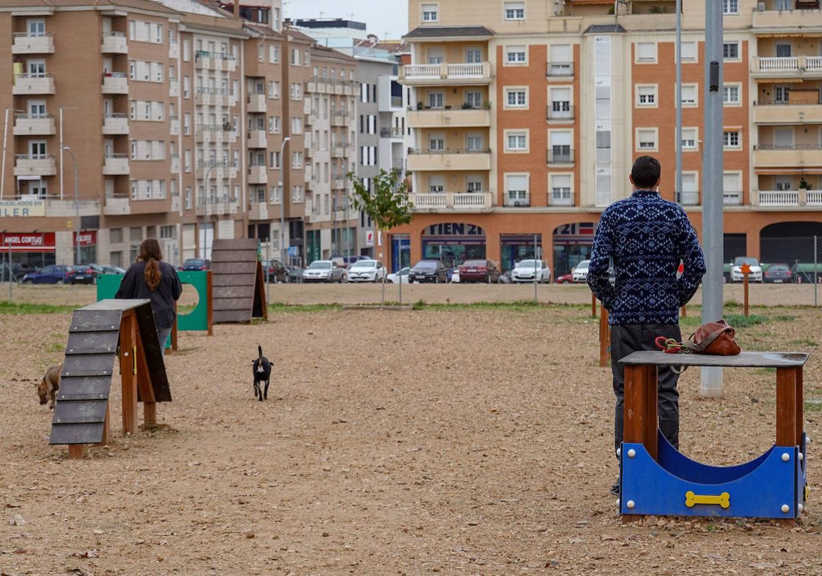 El parque canino está entre las calles Jaime Montero de Espinosa y Jesús Rincón.