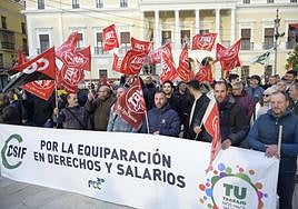 Concentración de trabajadores de FCC en Badajoz.