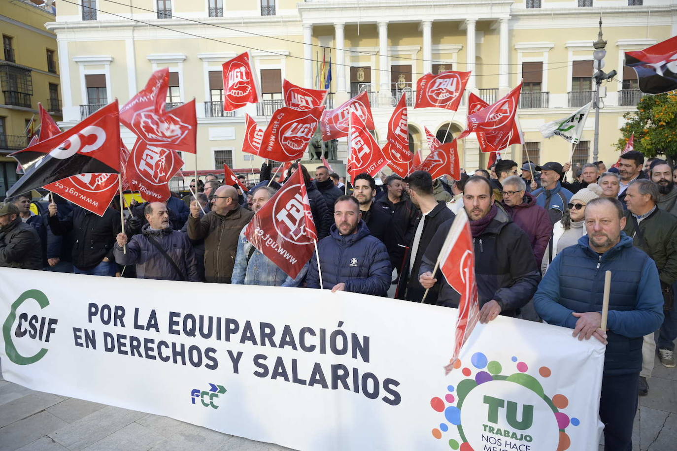 Concentración de trabajadores de FCC en Badajoz.