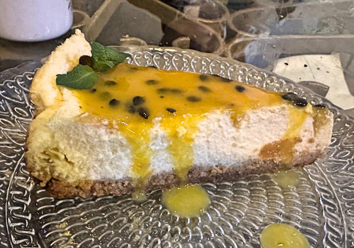 Imagen principal - Tarta de queso, suspiro de limeña y pisco.