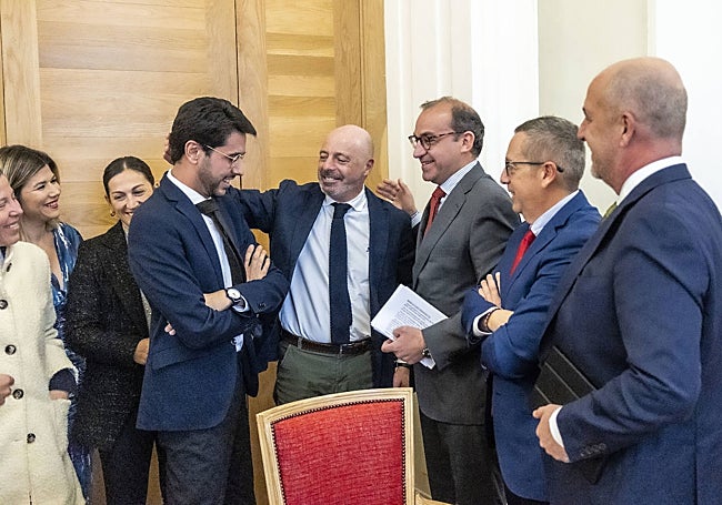 Ángel Orgaz (izquierda), concejal de Economía, recibe as felicitaciones de sus compañeros de Gobierno y el alcalde, Rafael Mateos (tercero por la derecha), tras la sesión plenaria.