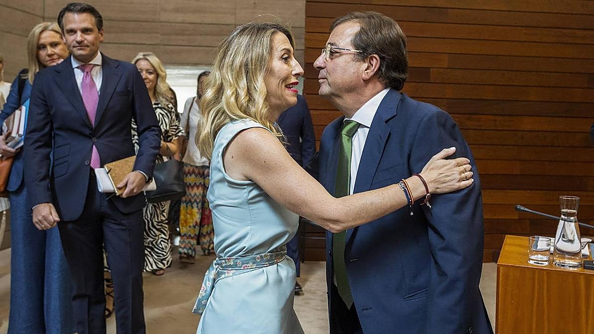 La entonces candidata popular a la presidencia de la Junta de Extremadura, María Guardiola, saluda al aún presidente de la Junta de Extremadura, Guillermo Fernández Vara, en el discurso de investidura tras el acuerdo con Vox para formar un gobierno de coalición.