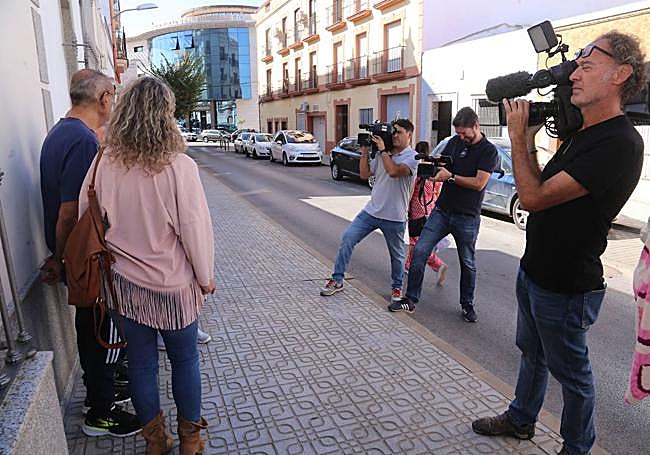 Unos cámaras de televsión graban a padres y madres de víctimas de los montajes fotográficos en Almendralejo.