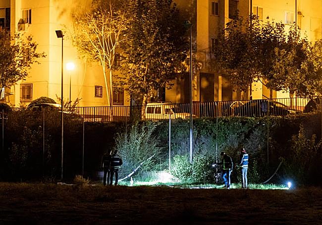 La Policía Nacional revisa el lugar en el que un hombre murió de un disparo en la cabeza.