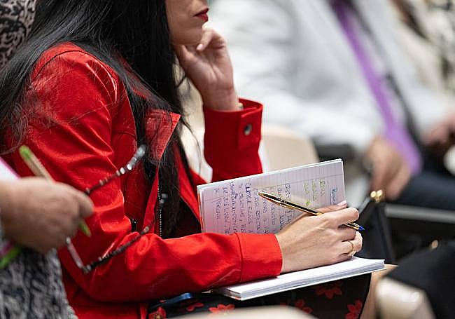 Con la puesta en marcha de centros para víctimas de violencia de género, entre otros.