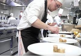 Raúl Campillo, ganador de la pasada edición, preparando su plato en la final del Premio Promesas 2023.