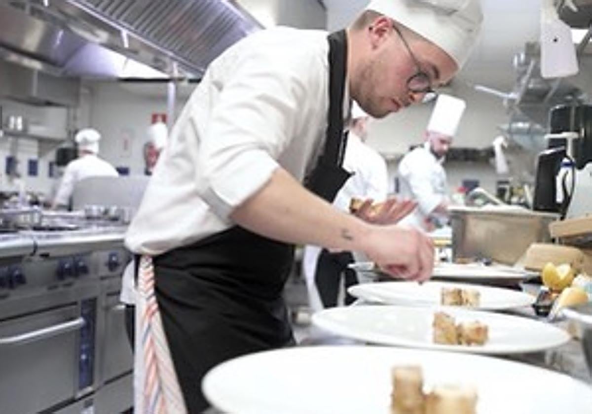 Raúl Campillo, ganador de la pasada edición, preparando su plato en la final del Premio Promesas 2023.