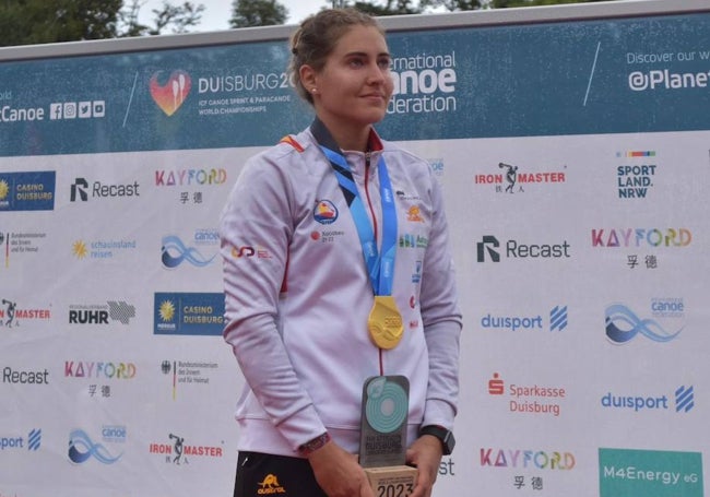 Estefanía Fernández posa en el podio con su oro en el Mundial de piragüismo.