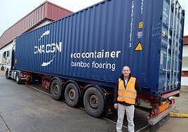 Jiménez ante uno de los contenedores cargados con tabaco.