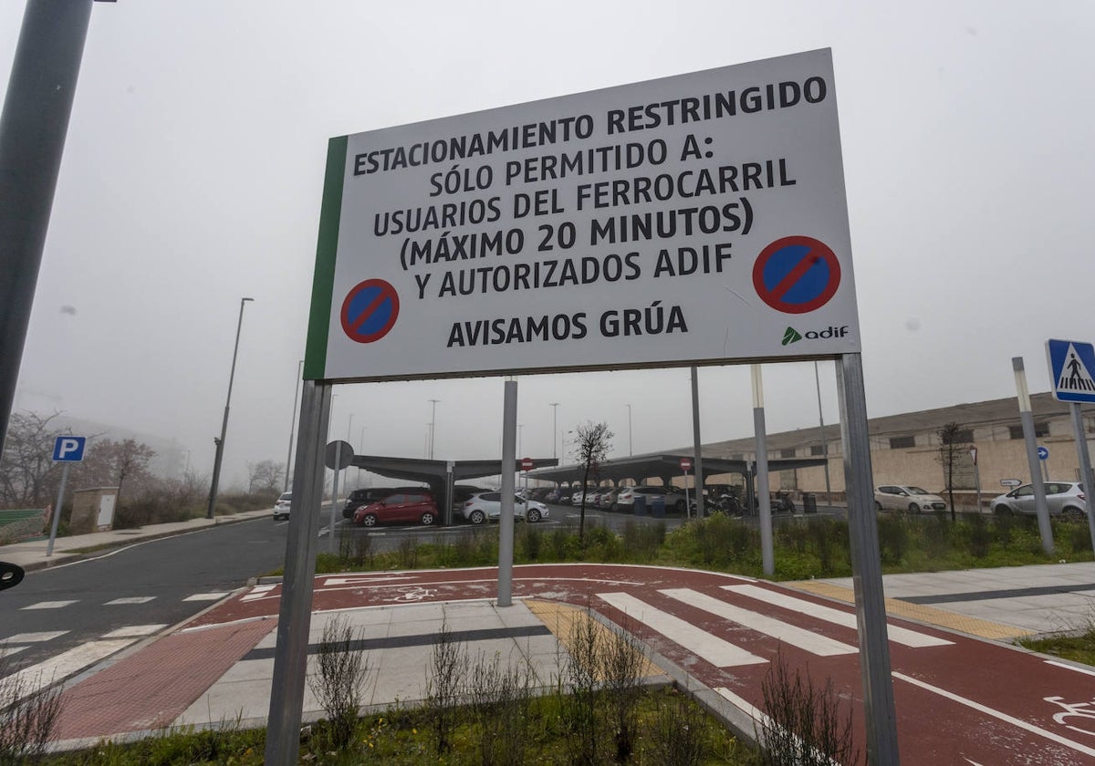 Instalaciones de la estación ferroviaria de Cáceres, en la zona del parking.