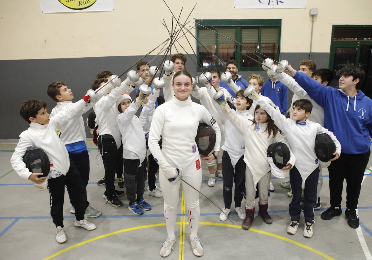 Aurora Binder rodeada de alumnos de la escuela Acero, en el pabellóndel colegio Ginero de los Ríos.