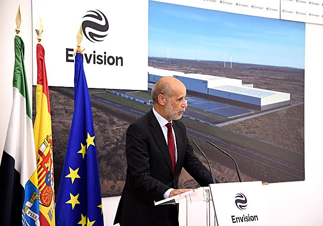 José Domínguez, CEO de Envision con un cartel de fondo con el aspecto de la gigafactoría.