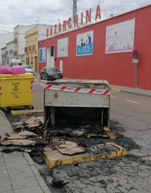 Imagen secundaria 2 - Más imágenes de los contenedores a los que han prendido fuego. 
