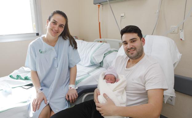 Raúl Moreno Vaquero y Laura González Hernández posan con el pequeño Eric.