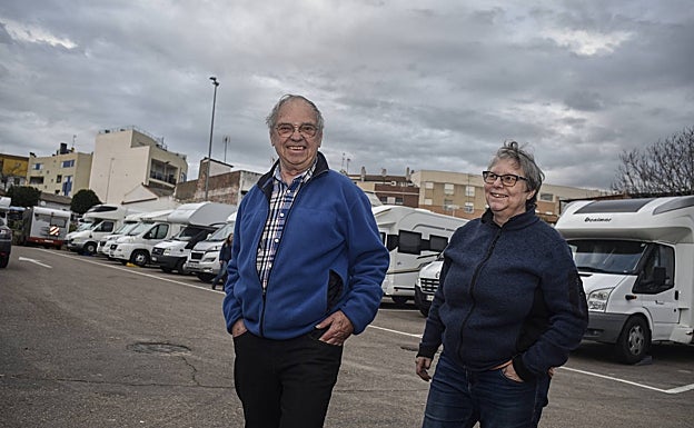 El periodista alemán Roef Spielhoff y su mujer, Gaby Bentner,  en el parking de autocaravanas. 