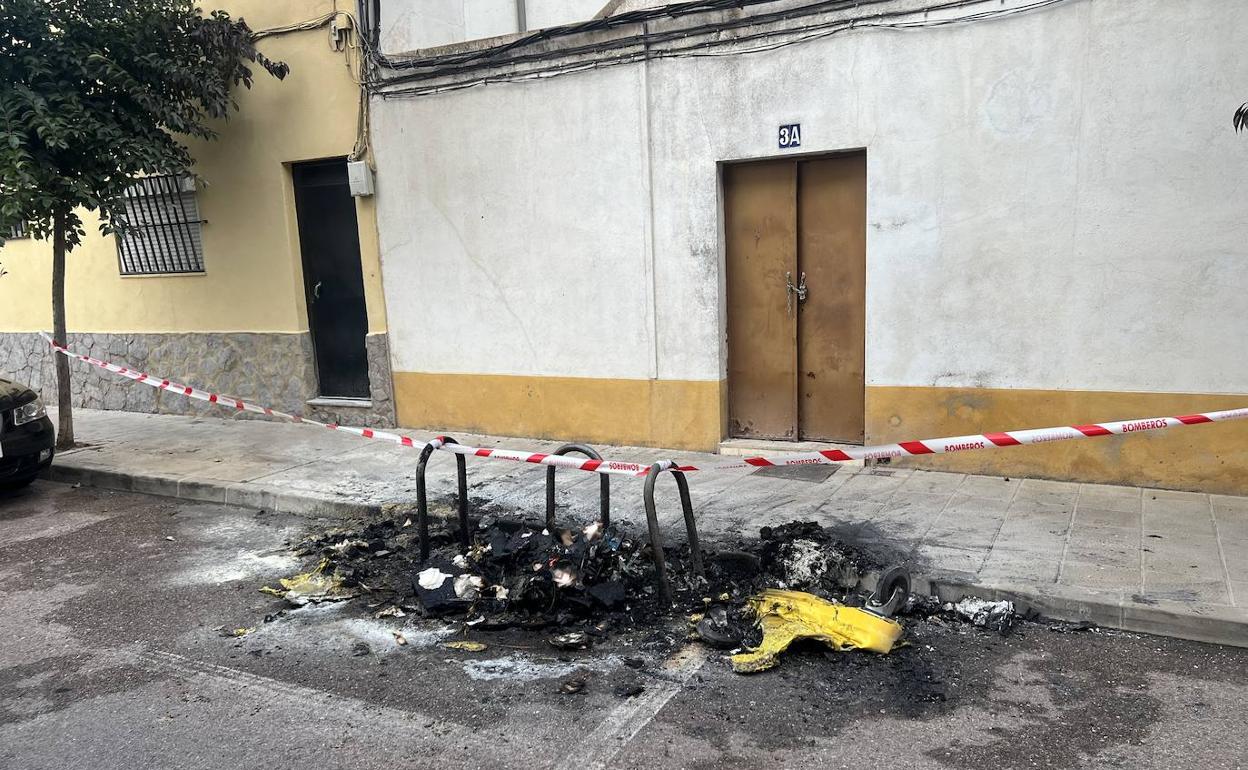 Dos contendores calcinados en la madrugada del 1 de enero en la calle Gabriel y Galán 3, en la puerta de Reparaciones Soltero.