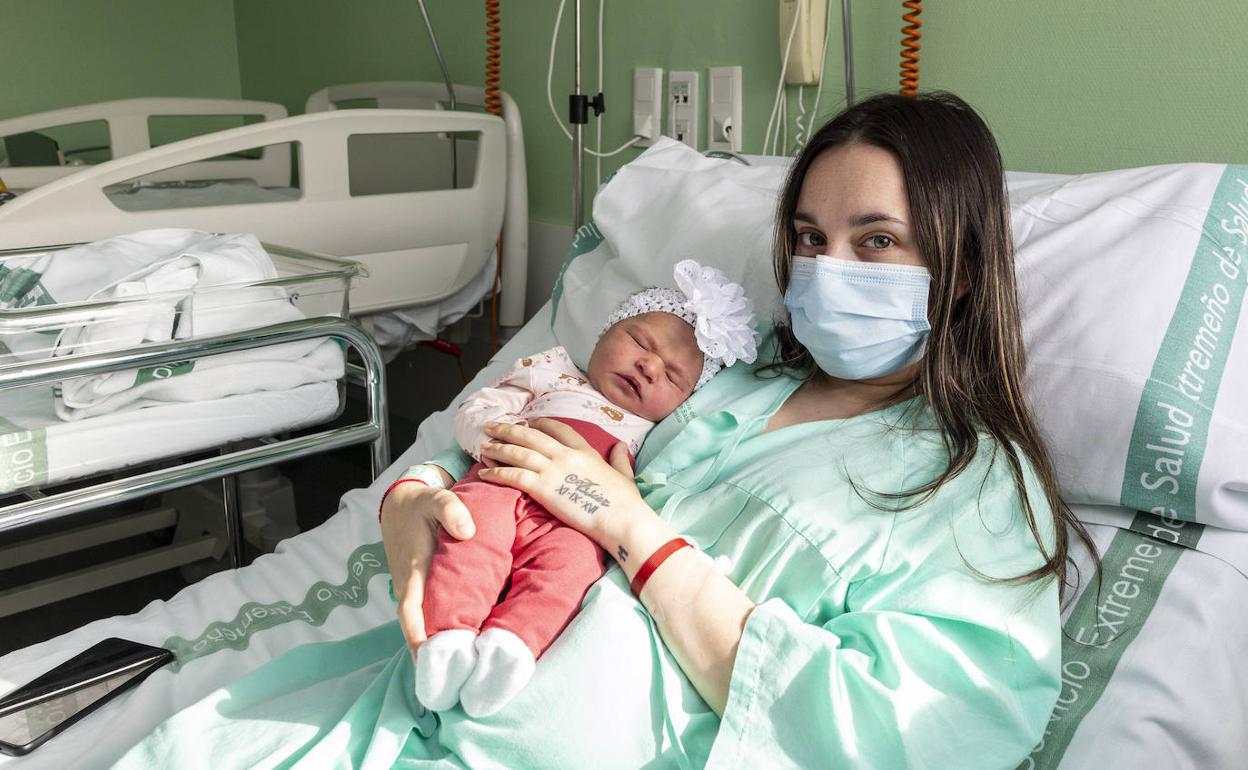 Samara, con su hija India, el primer bebé nacido en 2023 en el hospital. 