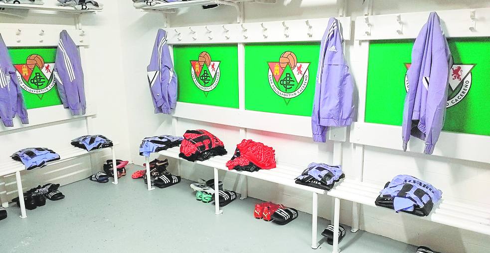 Imagen secundaria 1 - Imágenes de los vestuarios y gradas preparadas.