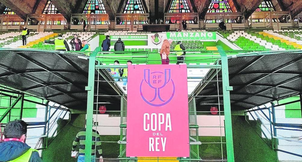 Imagen secundaria 2 - Imágenes de los vestuarios y gradas preparadas.