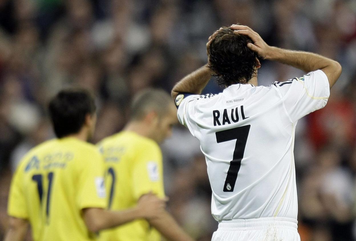 Raúl se lleva las manos a la cabeza ante el Alcorcón en 2009. 