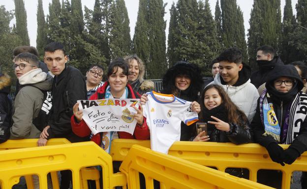 Jóvenes madridistas esperaron con entusiasmo al equipo blanco en Cáceres. 