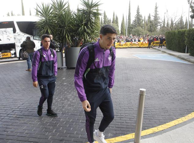 Jugadores entrando en el hotel.