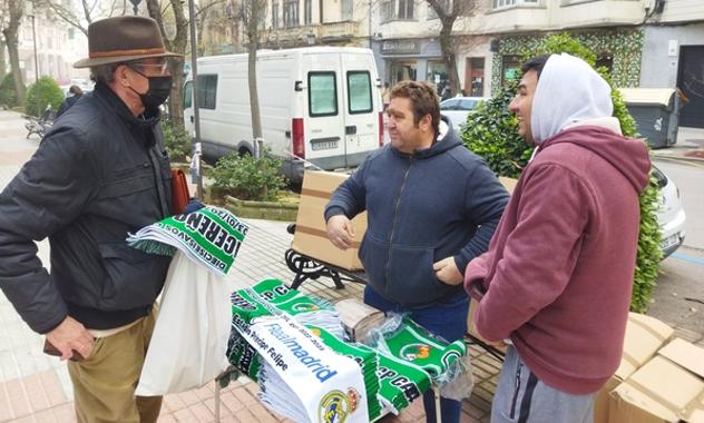 11 horas. José Martínez no para de vender bufandas del encuentro en Cánovas. 