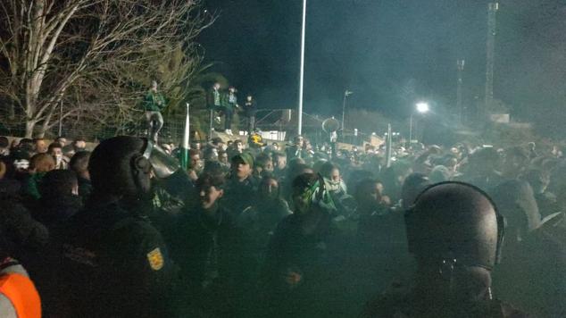 Ambiente fuera del estadio.