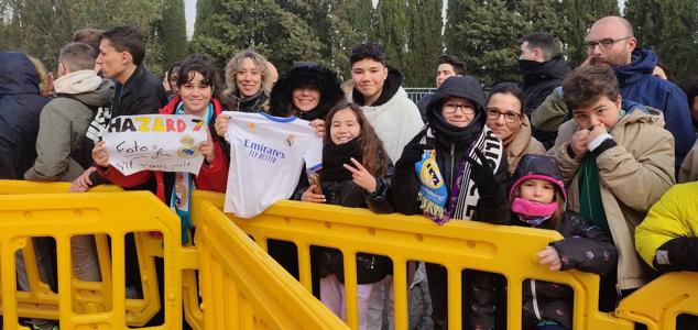 11.40 horas. Seguidores del Real Madrid esperando a los jugadores a las puertas del hotel.