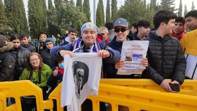 11.40 horas. Seguidores del Real Madrid esperando a los jugadores a las puertas del hotel.