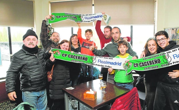 Aficionados del Cacereño en el restaurante Montebola, antes de ir al estadio Príncipe Felipe para ver el partido frente al Real Madrid. 