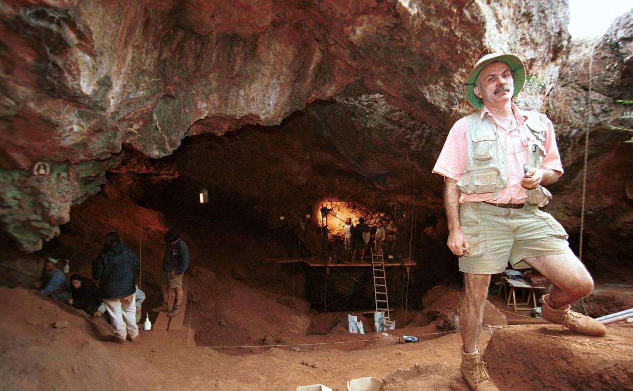 Cueva del Conejar en unas excavaciones con el arqueólogo Eudald Carbonell. 