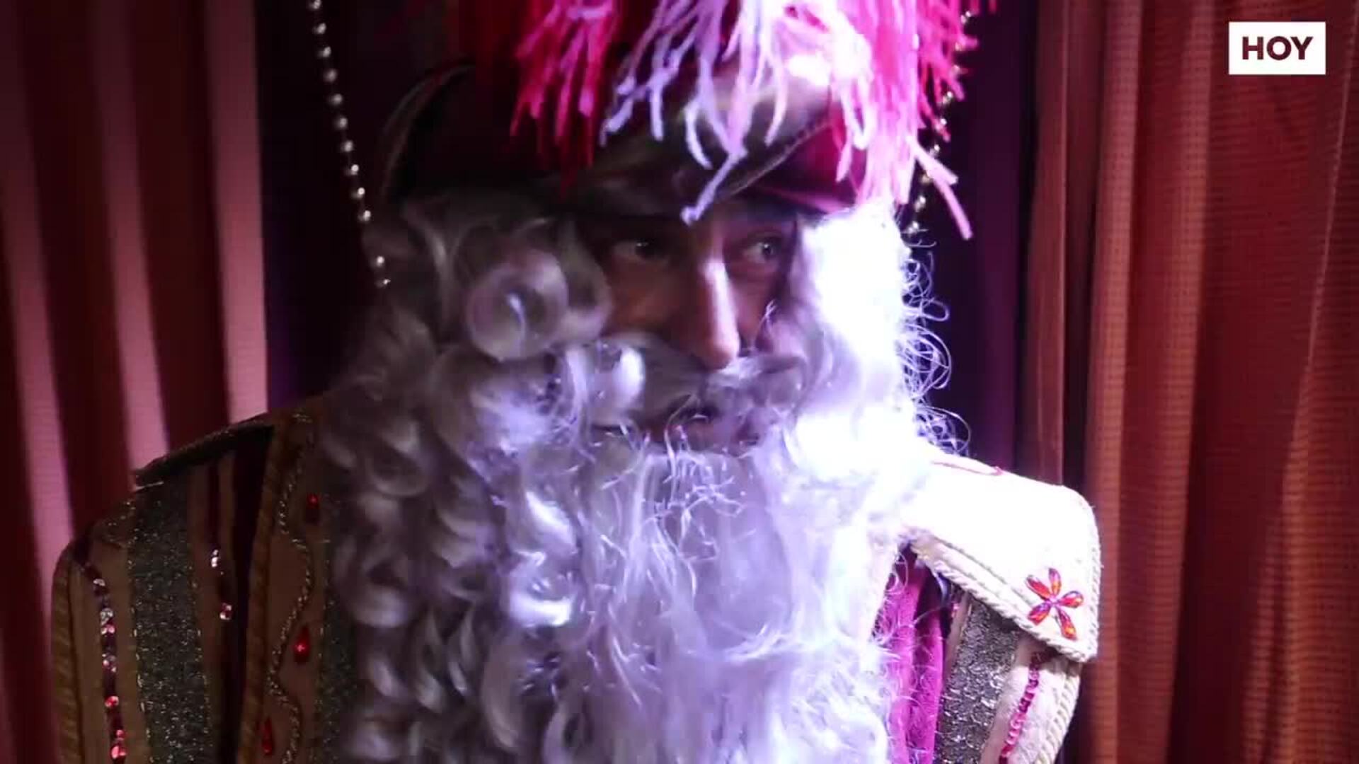 Los niños de Cáceres entregan sus cartas llenas de ilusiones a sus Majestades de Oriente en el paseo de Cánovas