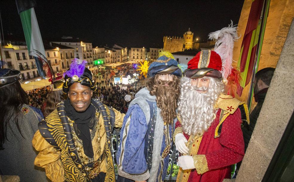 Los Reyes Magos en el balcón del Ayuntamiento de Cáceres.