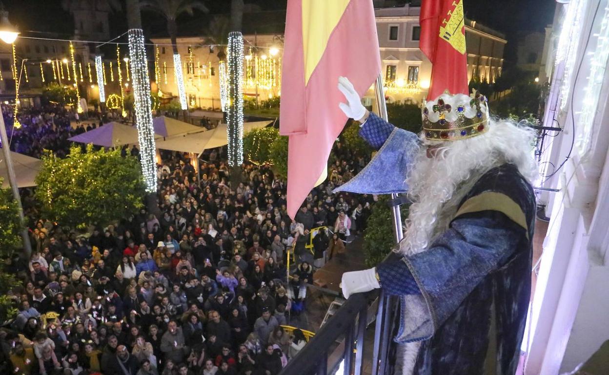 Melchor saludando al público desde el ayuntamiento de Mérida. 