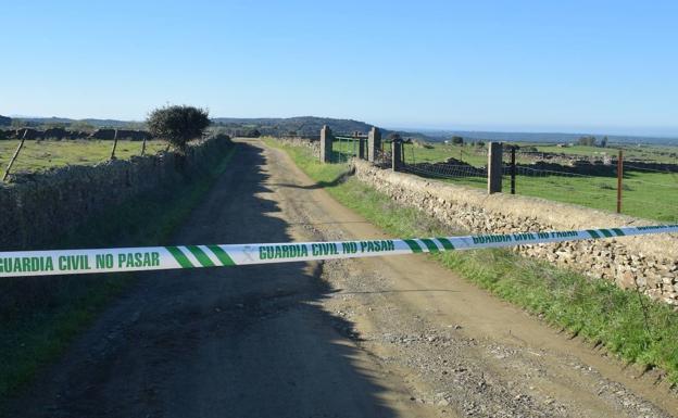 Camino precintado por la Guardia Civil.