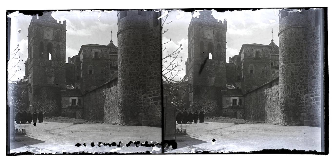 Frailes paseando junto al Monasterio.