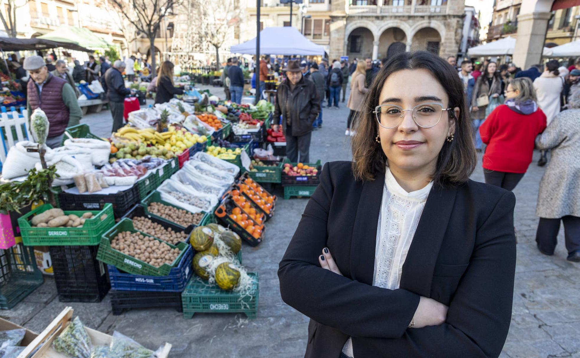 Natalia Rey, durante el mercado del martes en la plaza Mayor. 