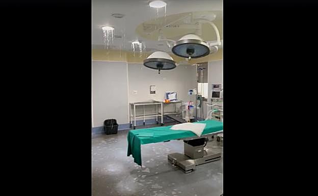 Imagénes del agua entrando por el techo de uno de los quirófanos de Ginecología.