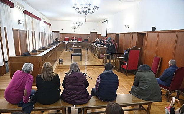 Los seis procesados que han comparecido en la sala de vistas este lunes.
